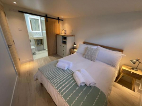 Self contained double bedroom with ensuite, private entrance, free parking , 5 min walk to beach